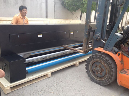 Büyük Formatlı Muticolor Rulo Rulo Dijital Tekstil Isıtıcı Yazıcıyla Çalışıyor